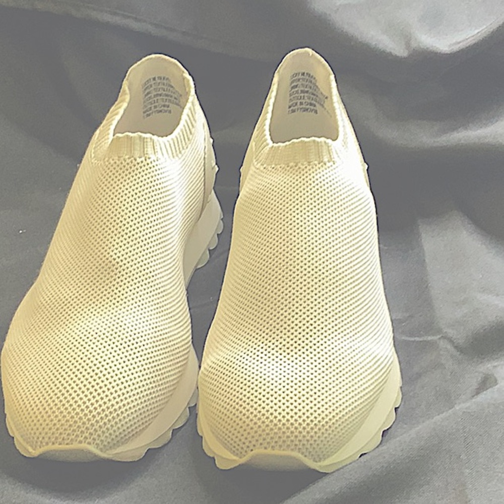 Brand new pair more like tennis shoes, but they’re more dressy shoe size 7 1/2